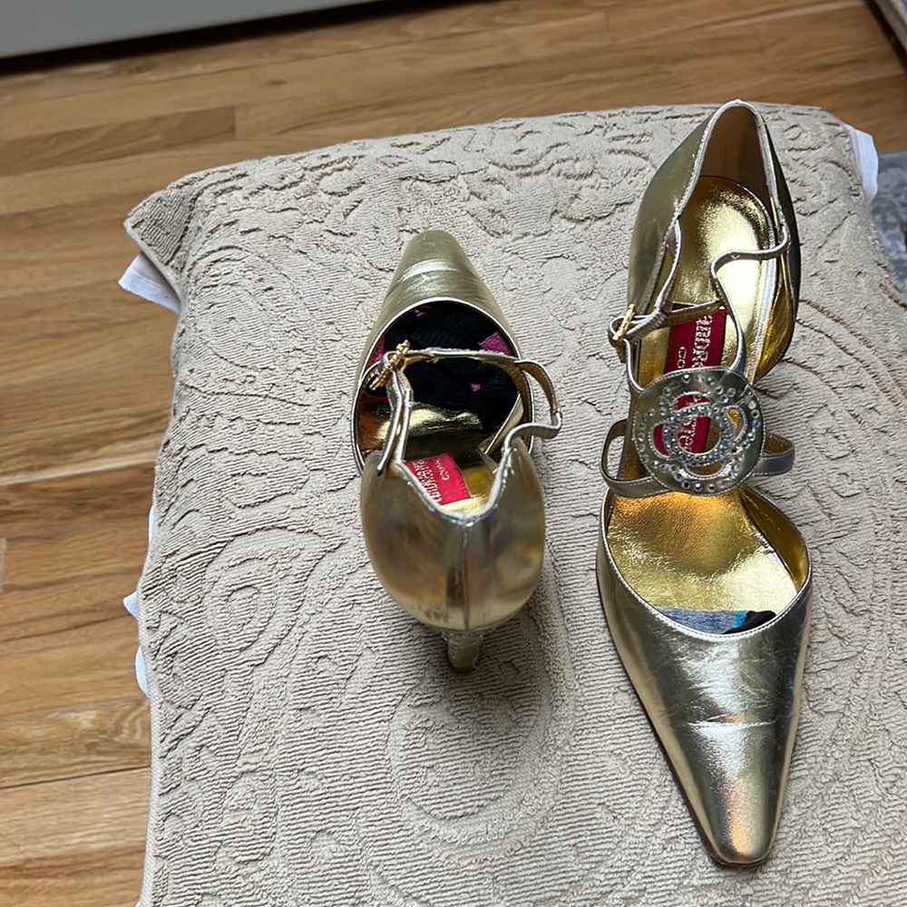 A very rare, designer coutoure Dress shoe in gold w crystals embelishments size7